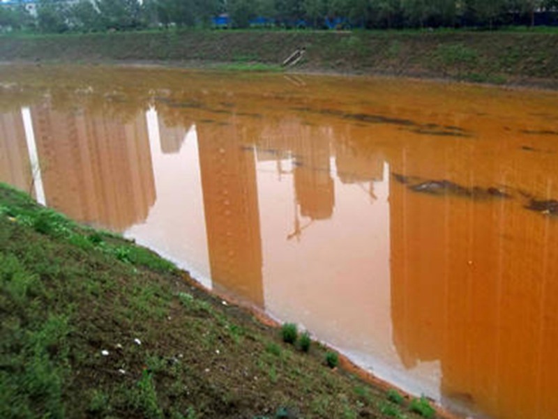 郑州市的七里河里清水变“红”水，怀疑有企业偷排污