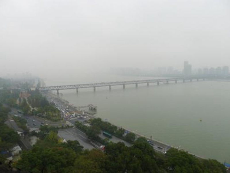 钱塘江浓雾导致水上交通受影响
