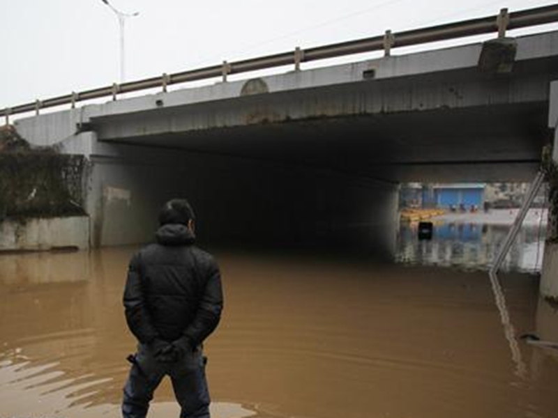 长沙市大道涵洞积水导致交通堵塞